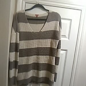 💲3⃣▶▶▶Guess Cream and Brown V-Neck Sweater